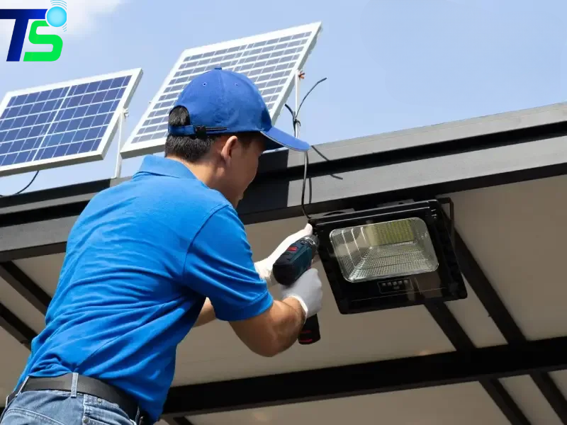 đèn năng lượng mặt trời không tắt được 